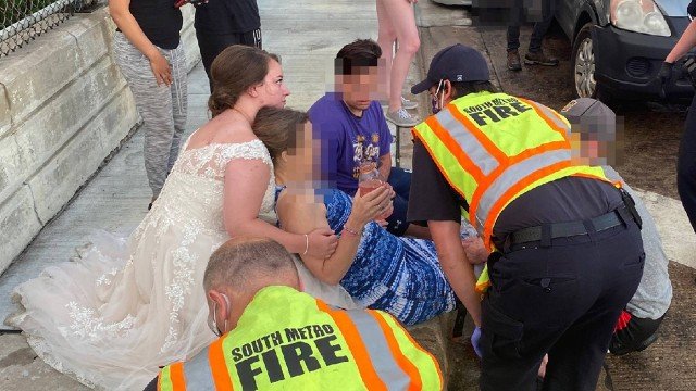 Mulher vestida de noiva socorre vítima de acidente na saída de seu casamento