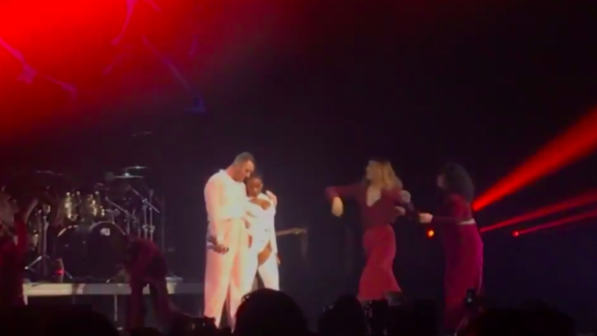 Sam Smith e Normani cantam o dueto de Dancing With A Stranger ao vivo pela primeira vez; assista