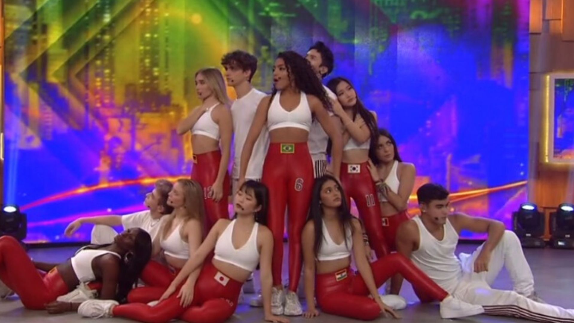 Now United canta versão reduzida de música em participação no Encontro e fãs reclamam