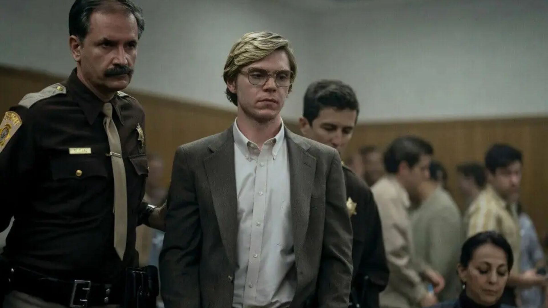 O que aconteceu com Jeffrey Dahmer, serial killer retratado em série da Netflix?