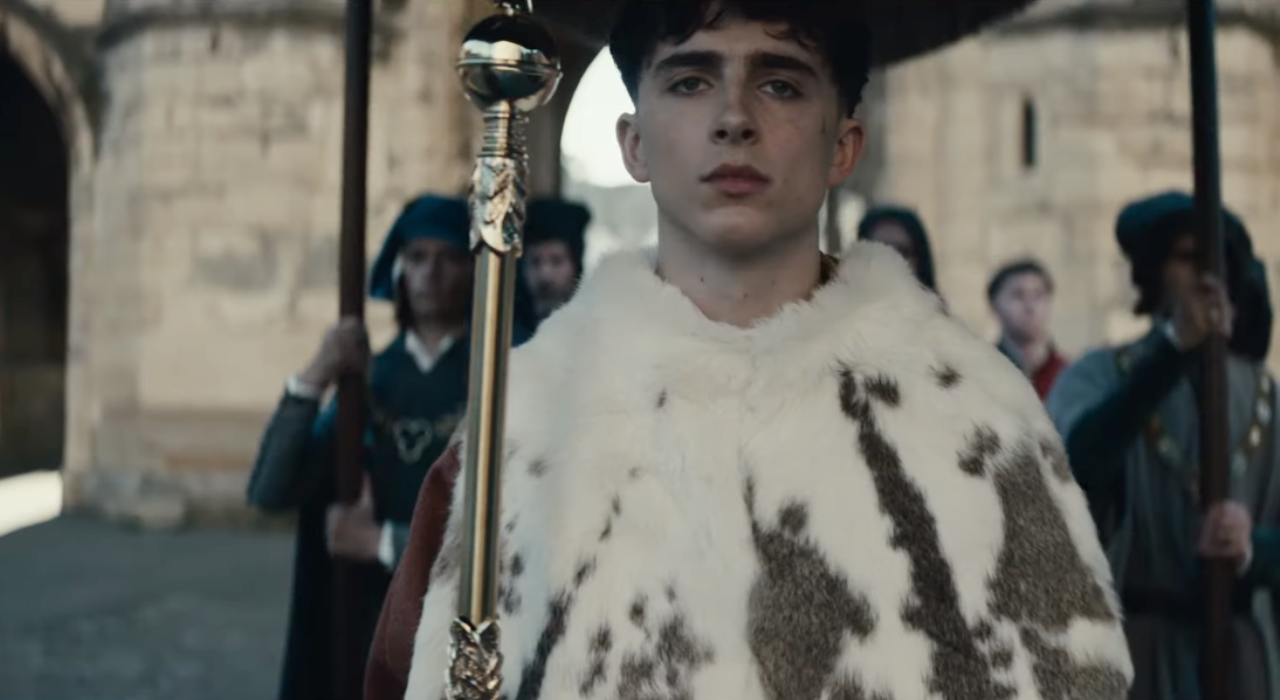 Timothée Chalamet é coroado e assume trono que não quer no primeiro trailer de O Rei