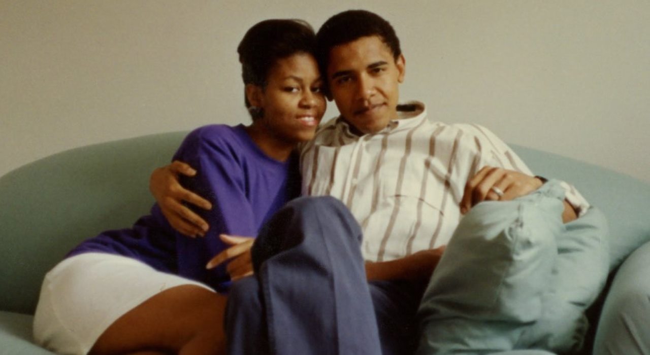 Barack Obama compartilha foto antiga em clima de romance com Michelle