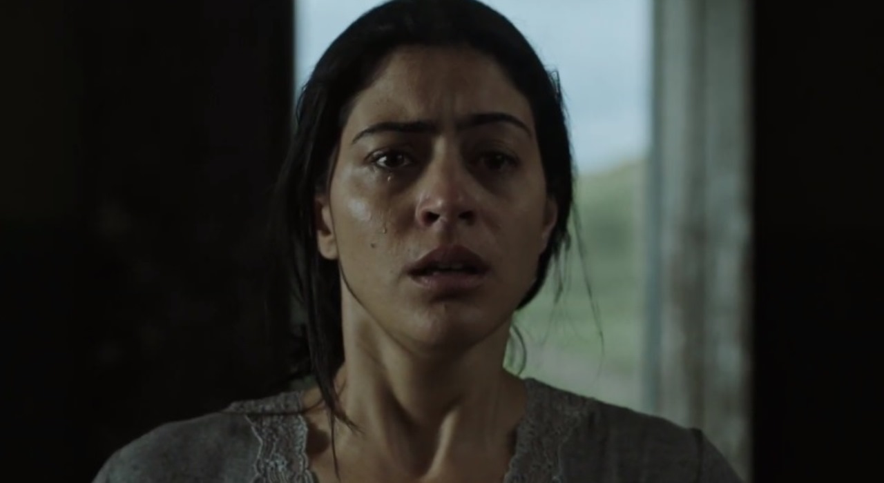 EXCLUSIVO: Desesperada, Carol Castro foge a pé em cena de O Juízo, suspense com roteiro de Fernanda Torres​