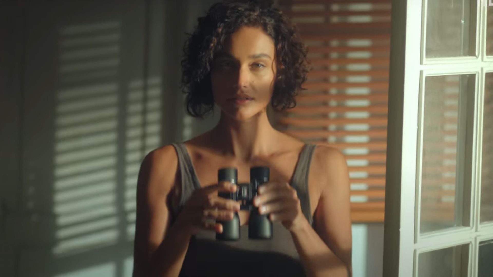 “Olhar Indiscreto”: Voyeur espia prostituta de luxo em teaser de minissérie da Netflix; assista