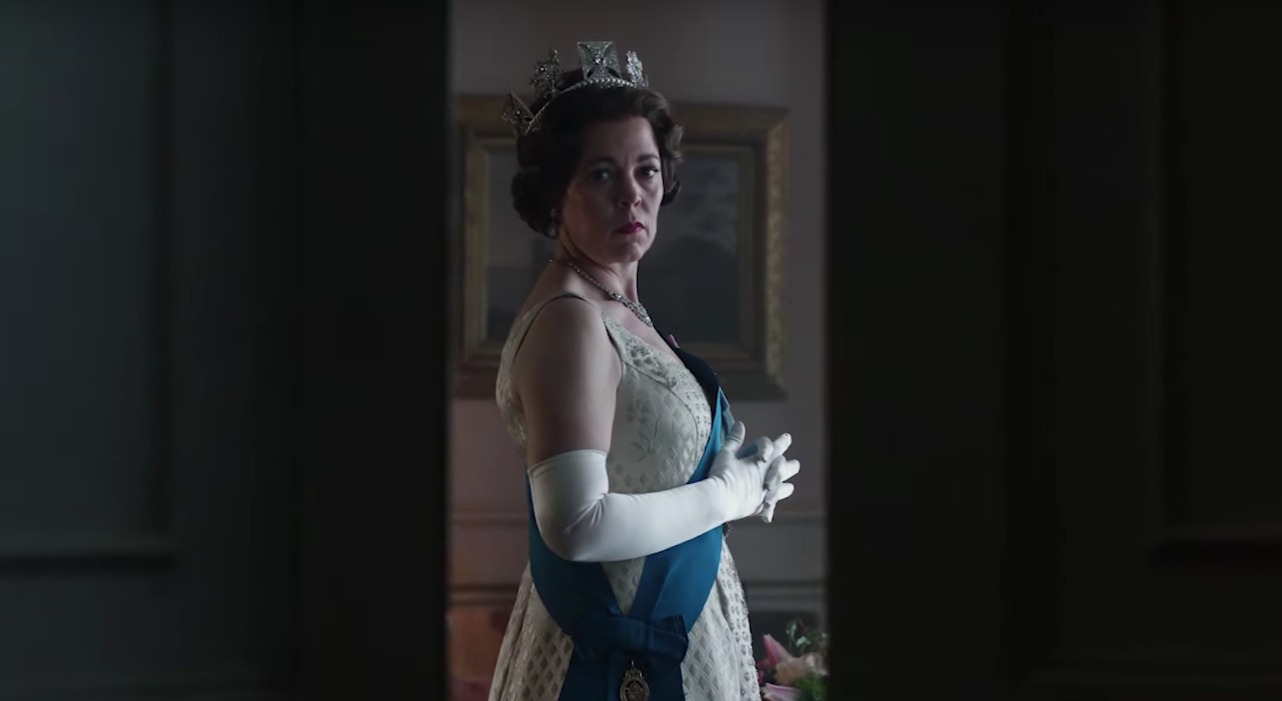 Netflix mostra Olivia Colman como Elizabeth II e anuncia data de retorno de The Crown