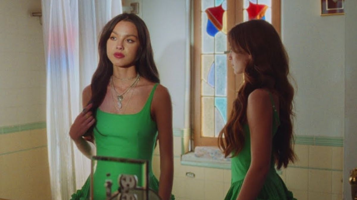 Olivia Rodrigo viaja por suas memórias no clipe de “deja vu”; assista