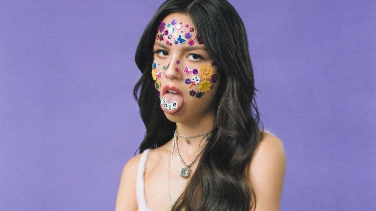 Olivia Rodrigo divulga detalhes de seu primeiro álbum, “Sour”