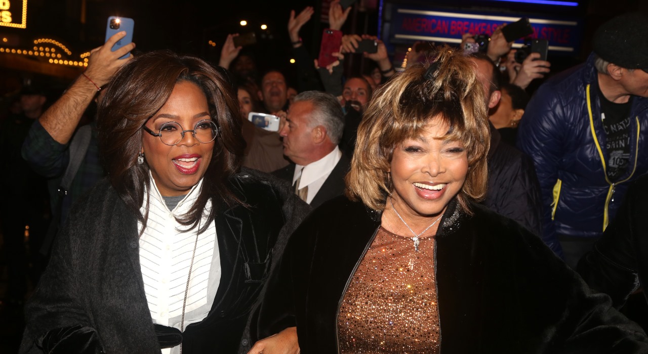 Tina Turner é ovacionada por público e por Oprah na saída de estreia de musical sobre sua vida