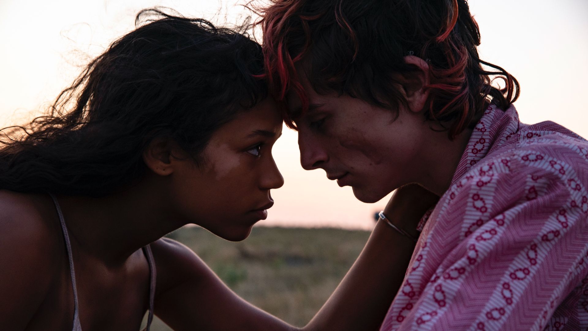 Os canibais também amam em “Até os Ossos”, road movie chocante e perturbador | #CineBuzzIndica