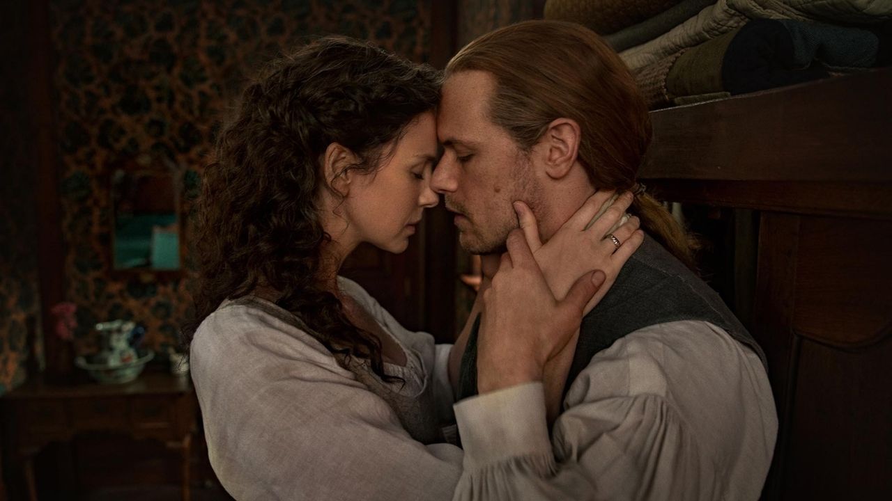 “Outlander”: 6ª temporada ganha cena romântica entre protagonistas; assista