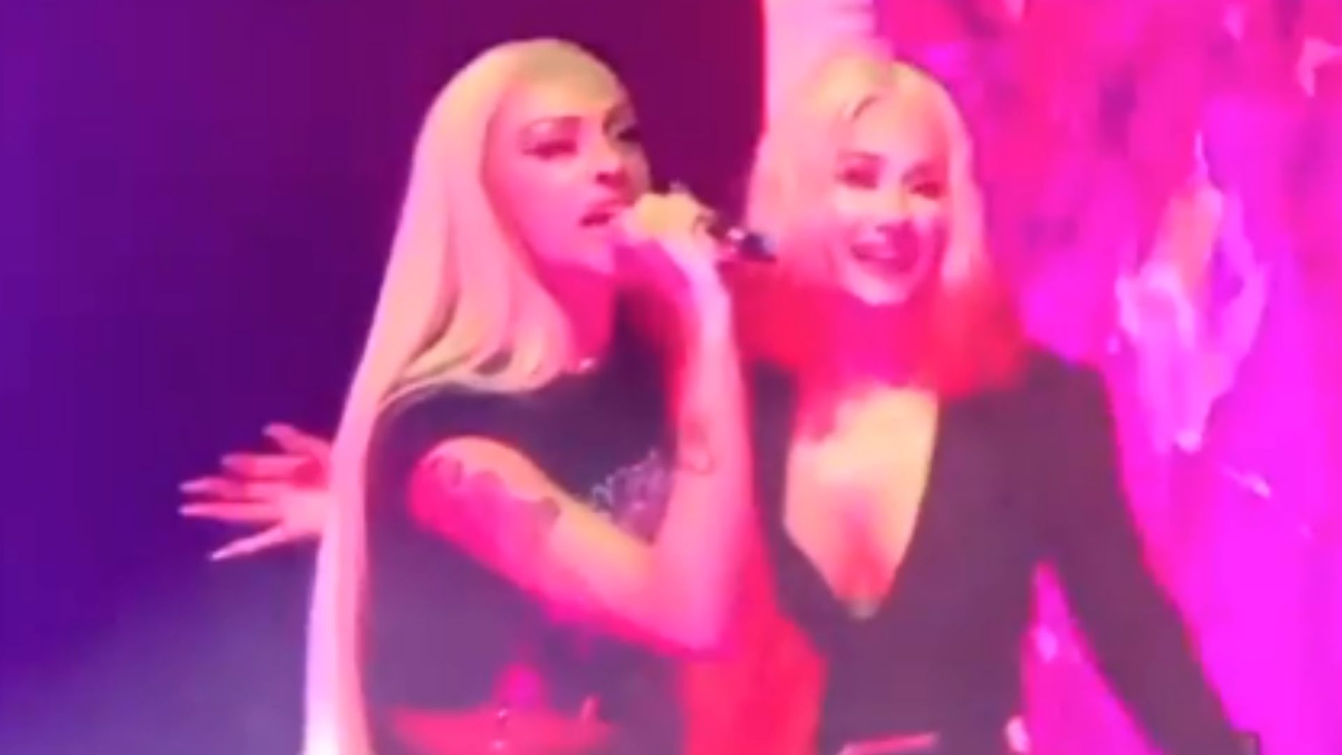 Pabllo Vittar lambe rosto de Iggy Azalea durante primeira performance ao vivo de The Girls; confira