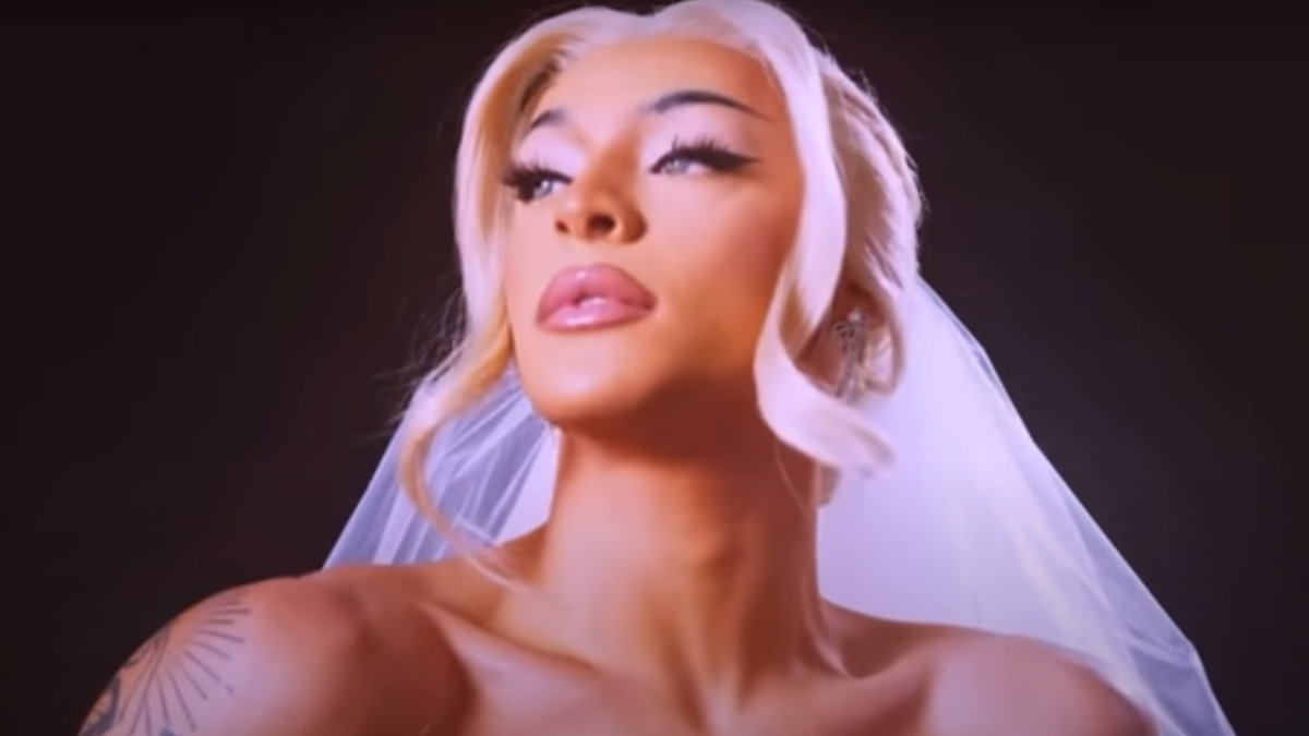 Pabllo Vittar se prepara para casar no clipe de “Ama Sofre Chora”