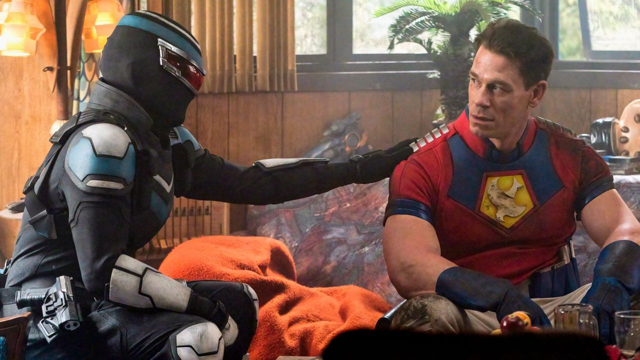 “Pacificador”: Vídeo dos bastidores desmonta a cara de durão de John Cena; assista