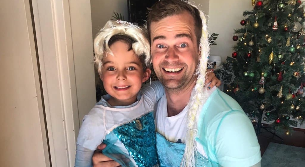 Pai se fantasia de Elsa, da animação Frozen, a pedido do filho; confira