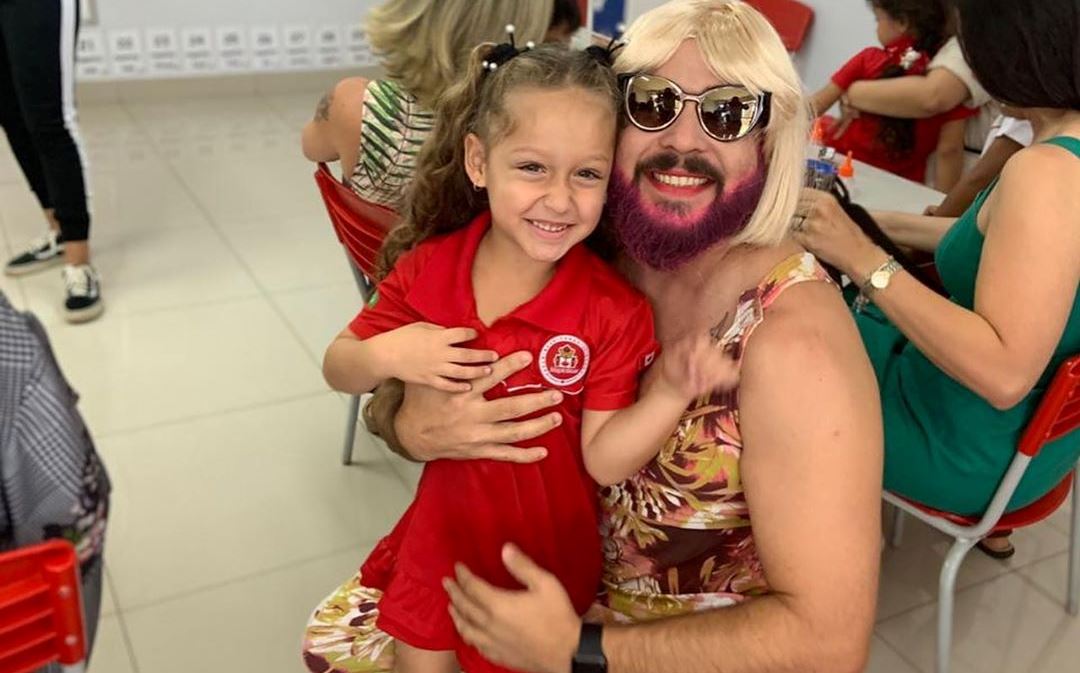 Pai viúvo relembra quando se vestiu de mulher para acompanhar filha no Dia das Mães da escola