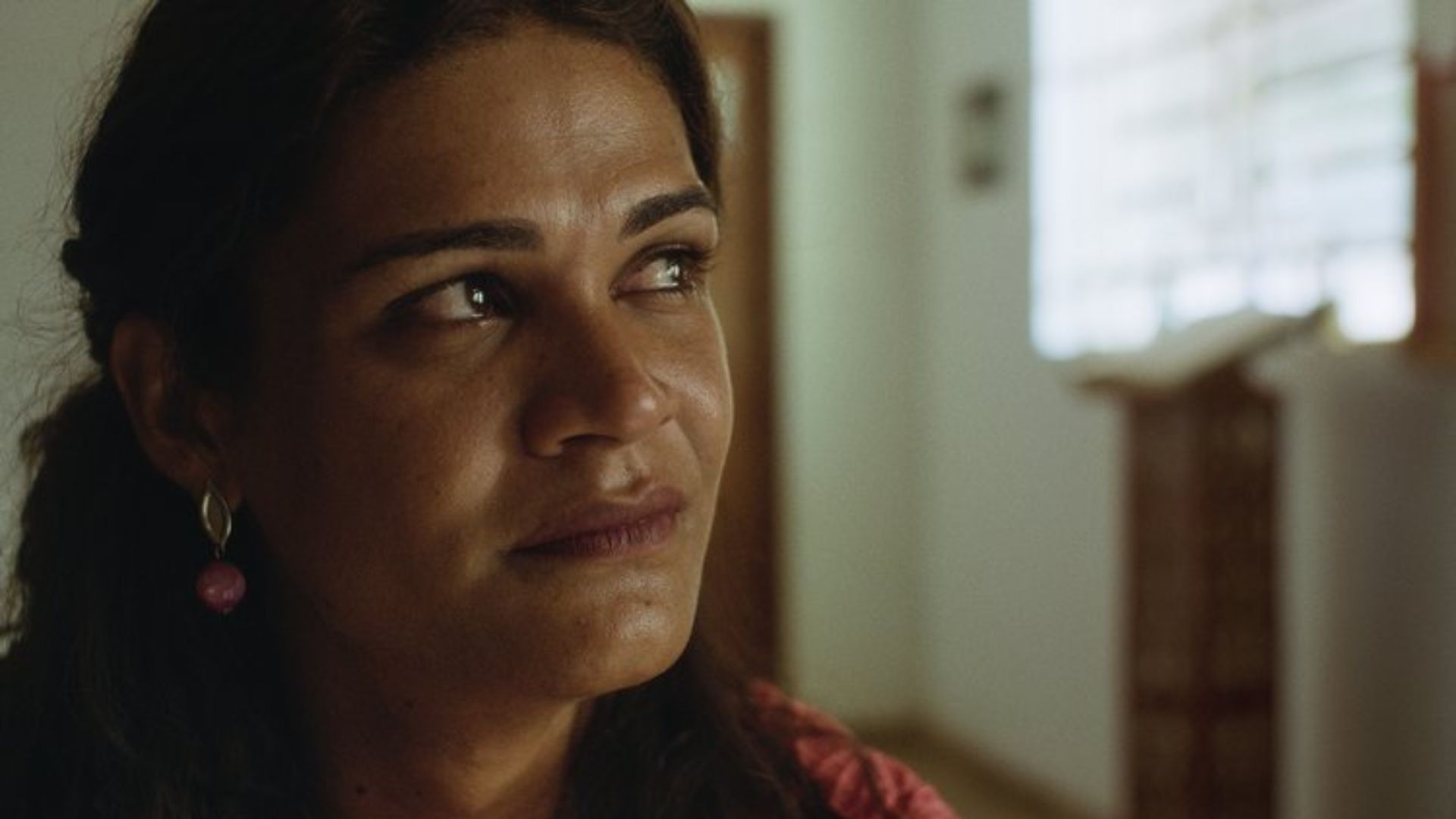 “Paloma” abraça o sonho de personagem trans em história que não se esquece da realidade cruel | #CineBuzzIndica