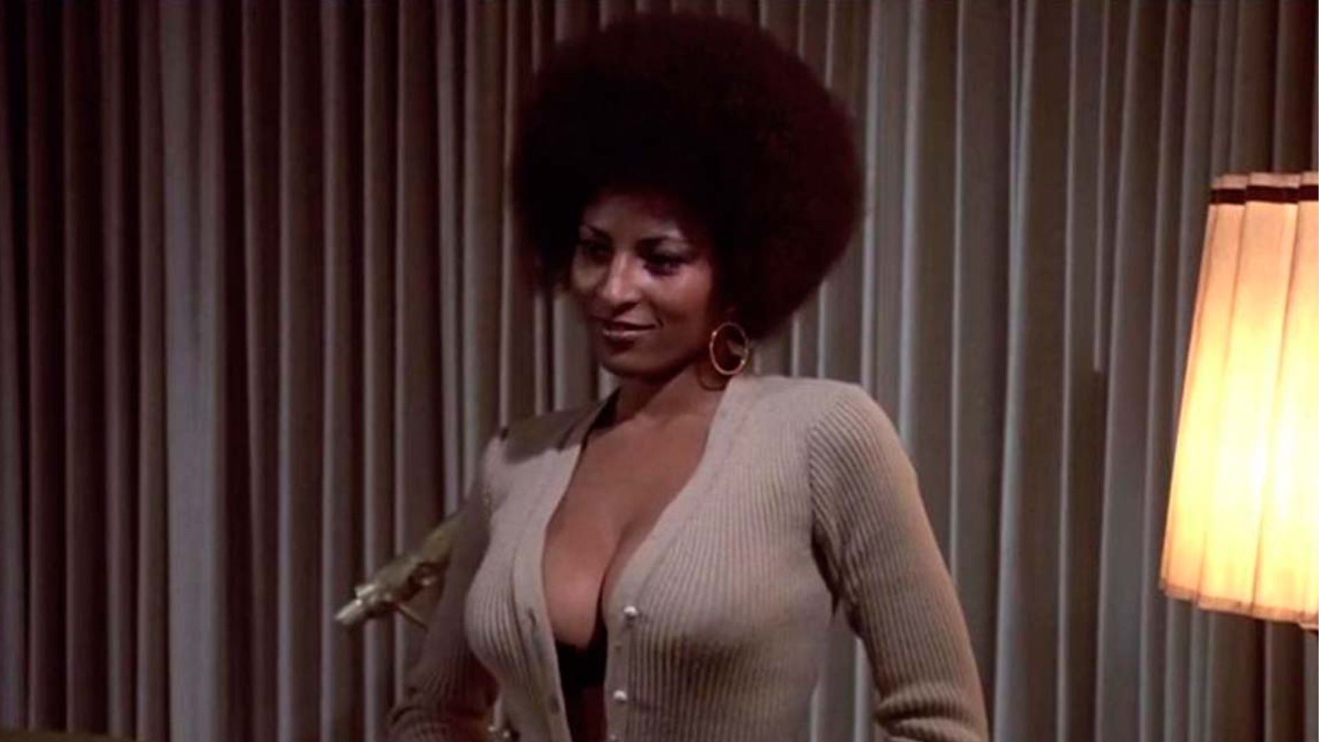 Pam Grier explica cenas de nudez em seus primeiros trabalhos: “Revolução dos mamilos marrons”