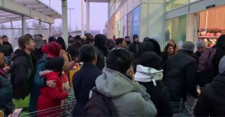 Às seis da manhã, londrinos esgotam papel higiênico de supermercado em dois minutos