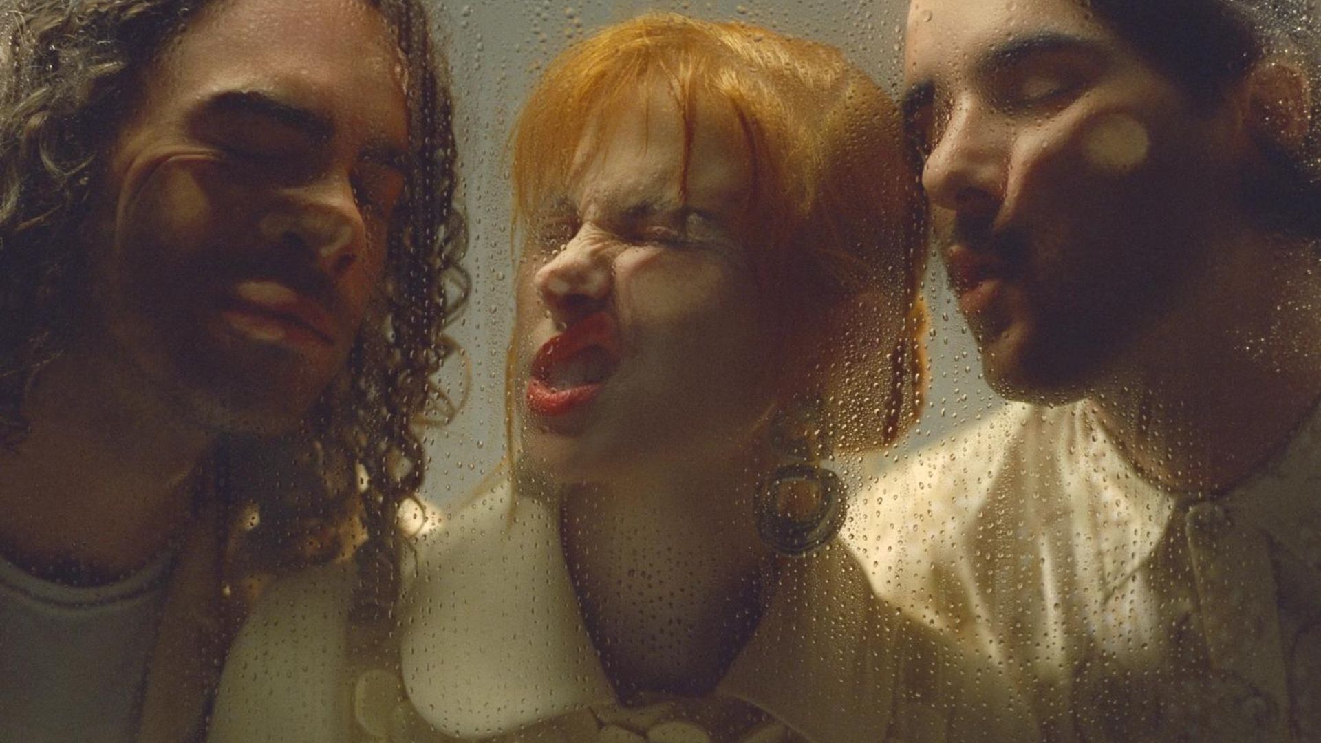 Paramore retorna com estética dos anos 70 no clipe de “This is Why”, faixa-título do novo álbum; assista