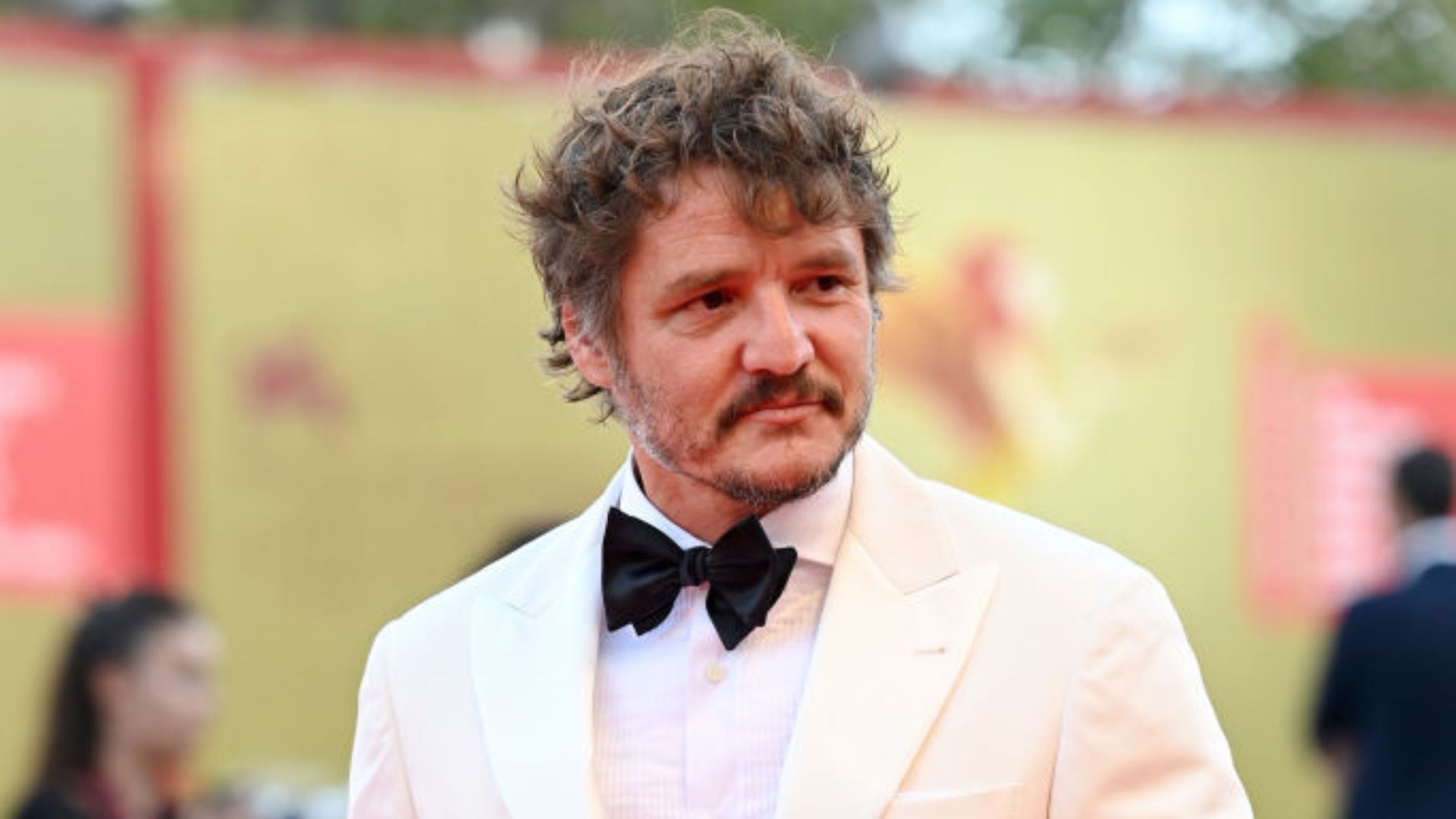 Pedro Pascal chega ao Brasil para a CCXP22