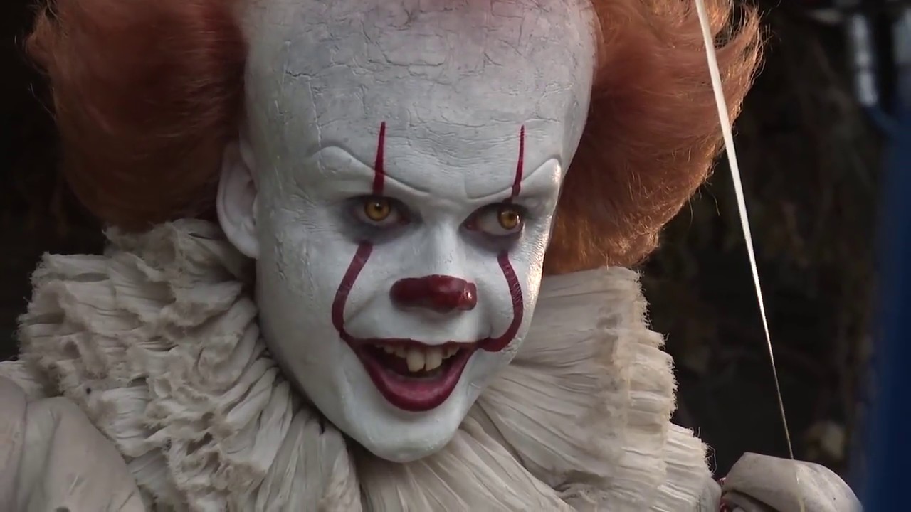 O quarto do bebê de Bill Skarsgård tem coleção de pelúcias do palhaço Pennywise