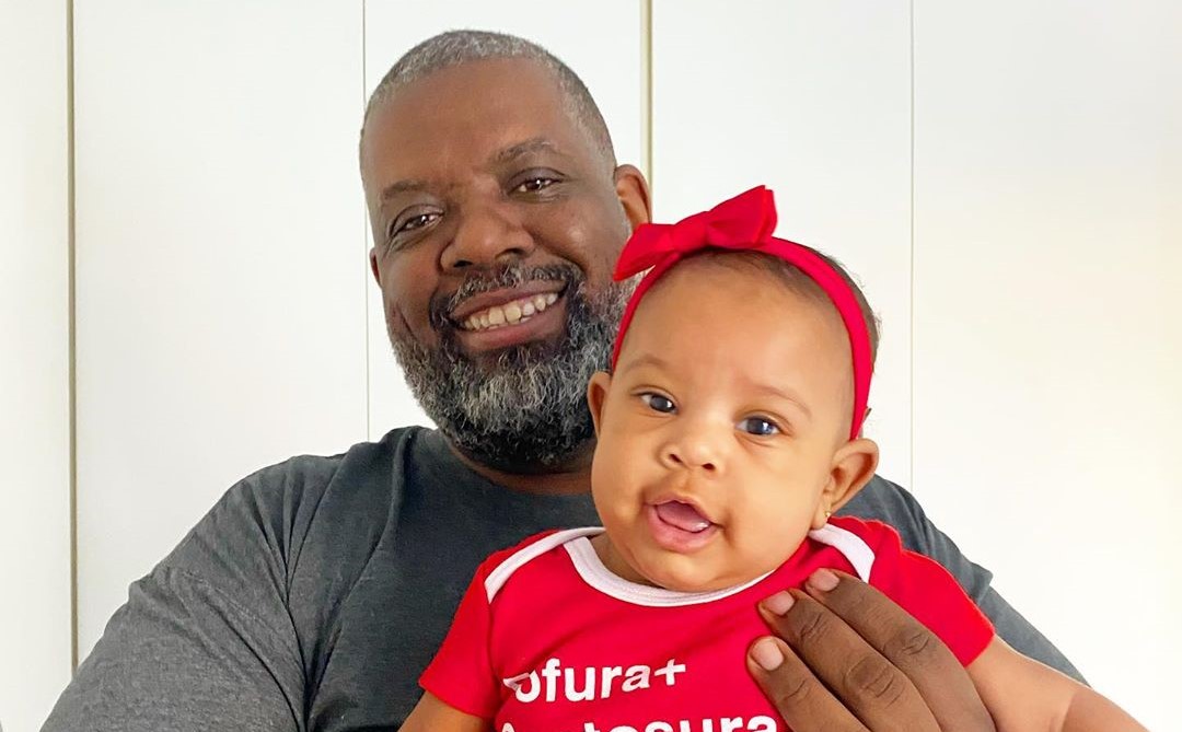 Péricles diz que quer empoderar a filha desde pequena: “Está chegando uma mulher negra de opinião”