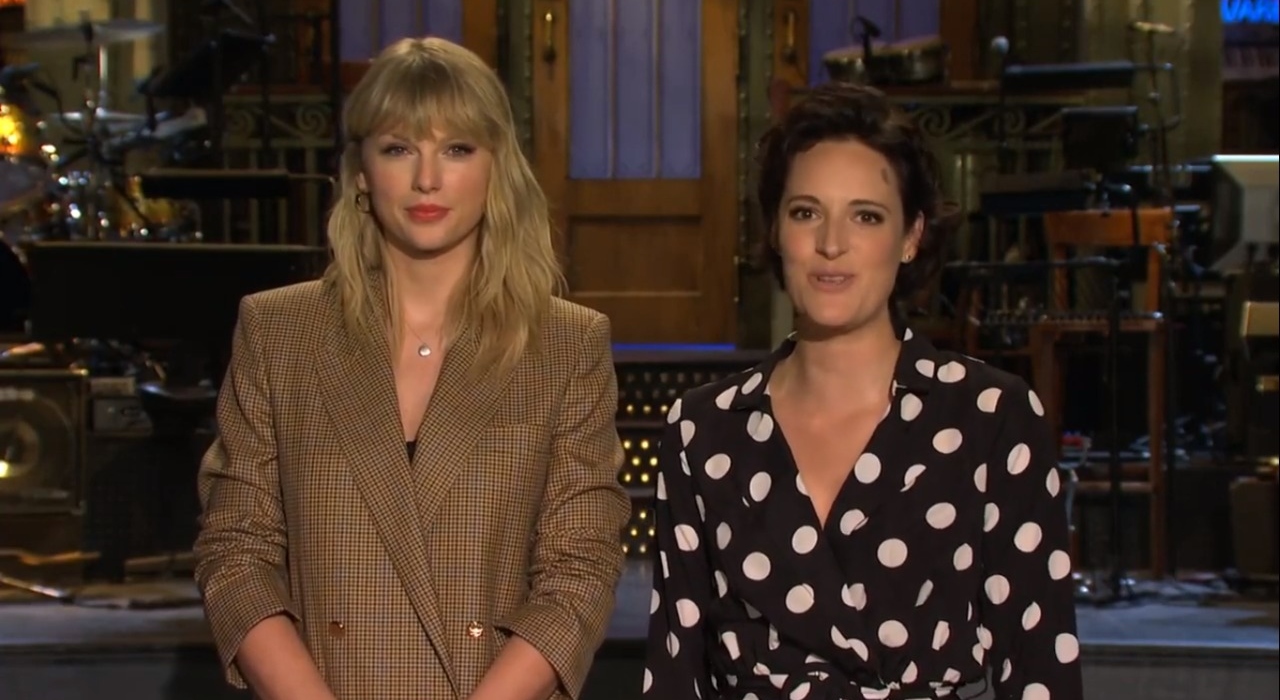 Phoebe Waller-Bridge apresenta Saturday Night Live e recebe Taylor Swift como convidada