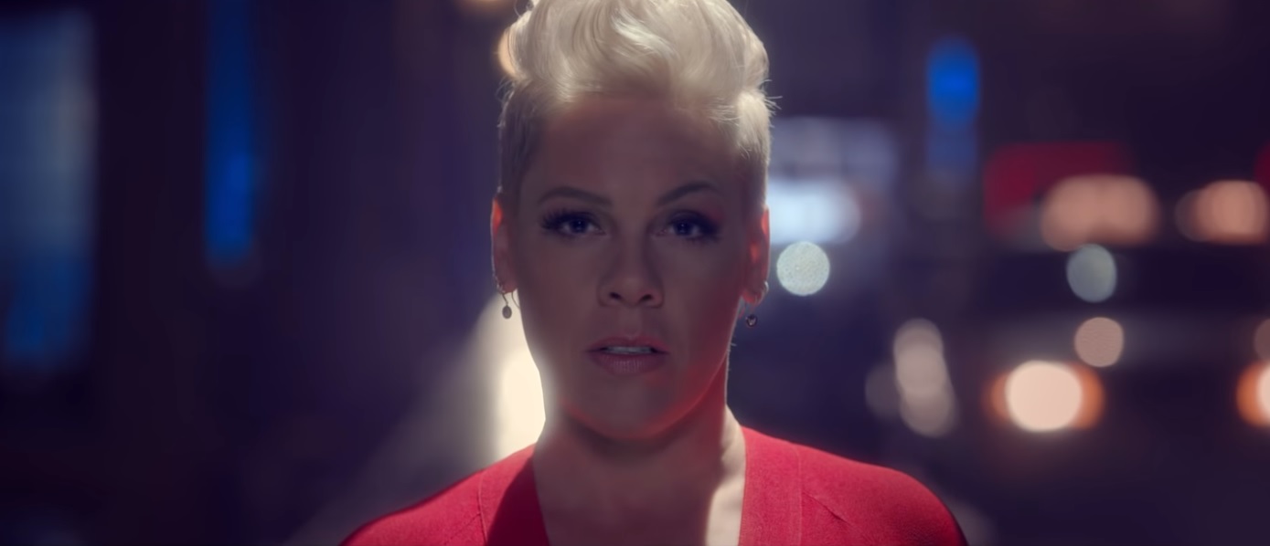 P!nk fala sobre feminismo e comenta sobre ministra Damares: “Ideias antiquadas”