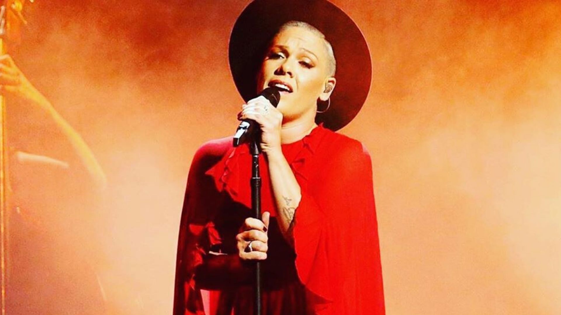 P!nk revela ter considerado fazer plástica antes de decidir envelhecer naturalmente: “Nunca dependi da minha aparência”
