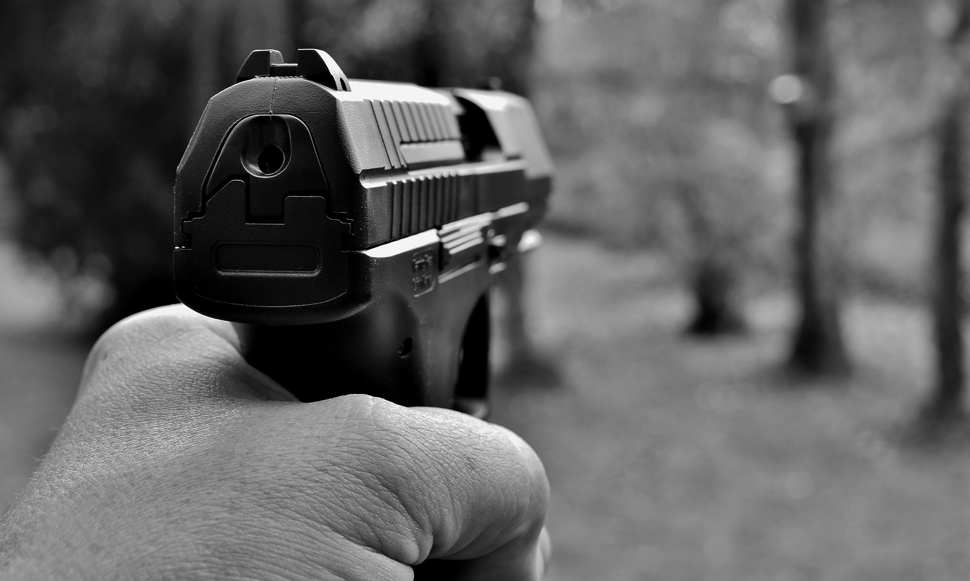 Adolescente brasileiro é detido após ser acusado de matar pai e madrasta a tiros na Espanha