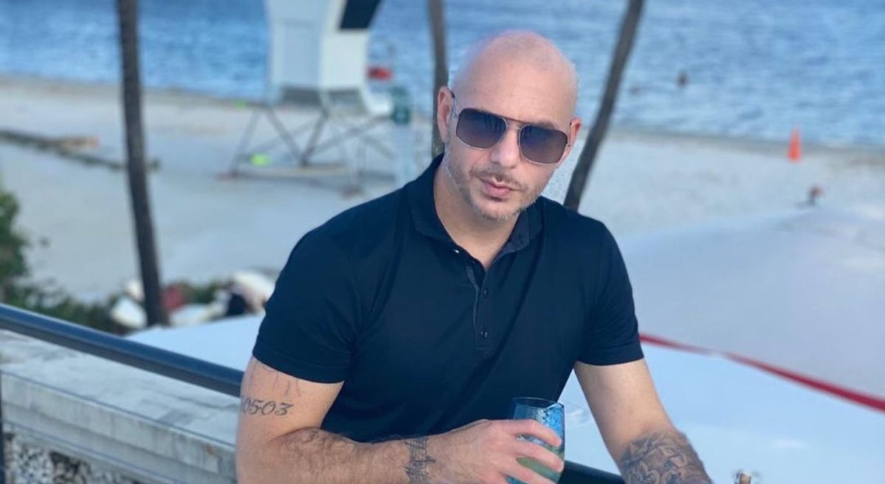 Rapper Pitbull fará show com banda formada por médicos no Grammy Latino