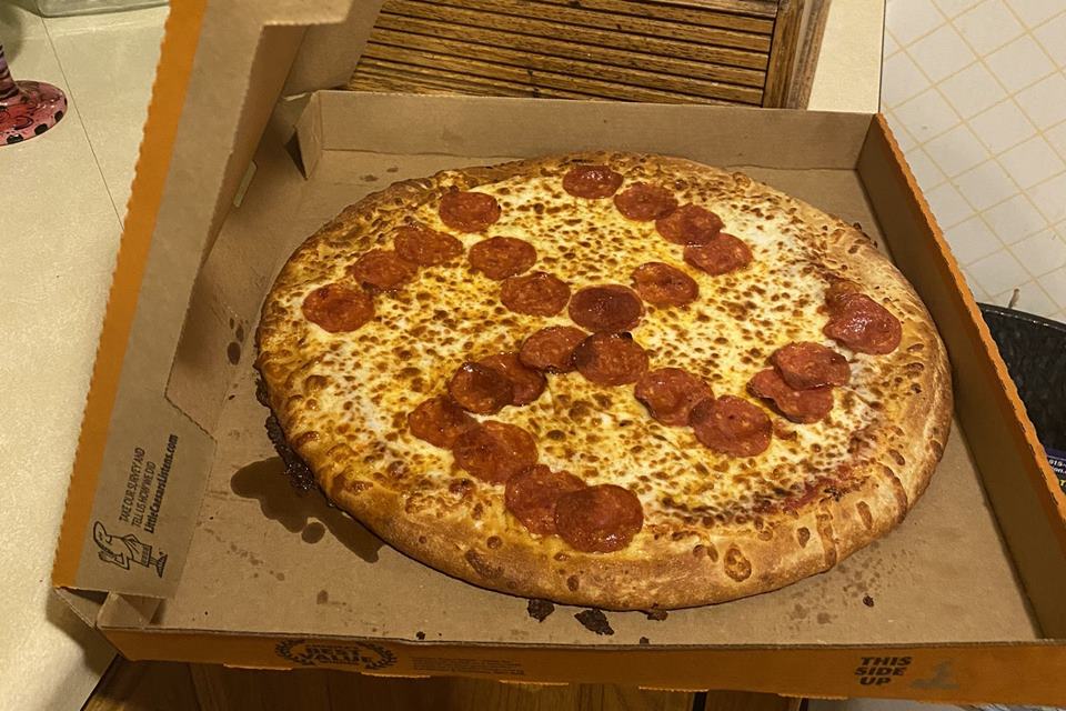 Símbolo nazista em pizza de pepperoni causa demissão de funcionários