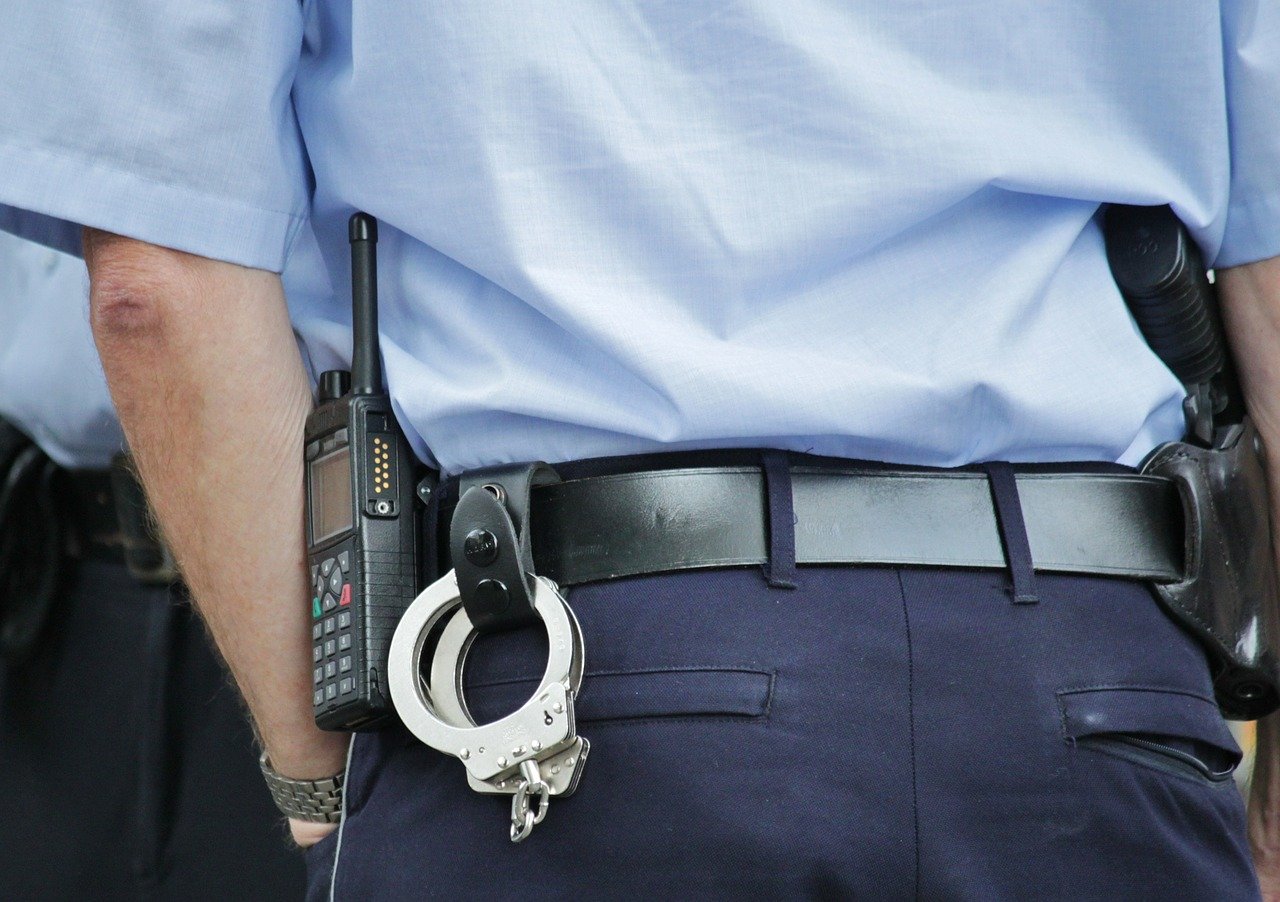 Homem é multado em R$ 2.900 após peidar contra policiais na Áustria