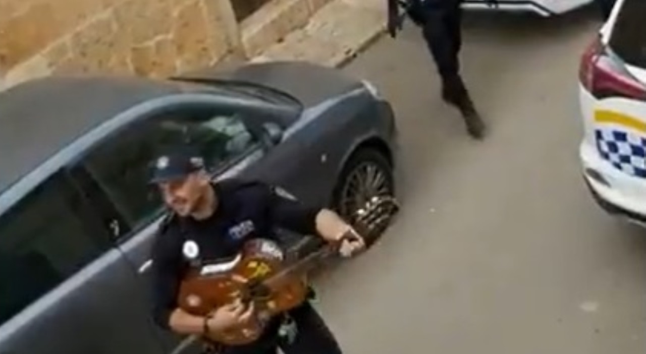 Polícia da Espanha surpreende moradores em quarentena com música nas ruas