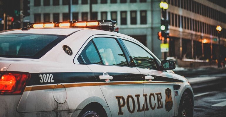 Polícia mata homem negro por dormir no volante e bloquear fila de drive-thru em lanchonete