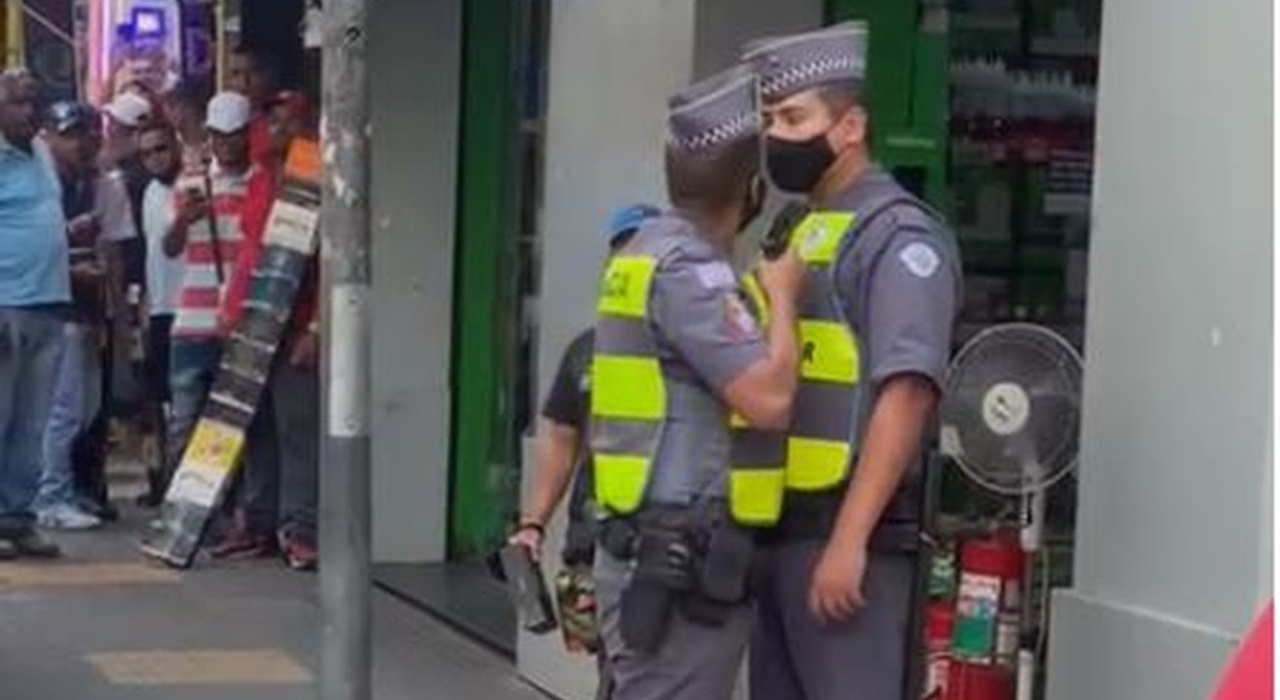 Policiais brigam em São Paulo e PM aponta arma no rosto do colega; veja