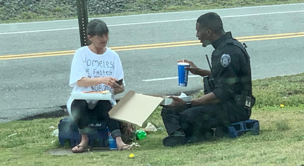 Policial comove vizinhança ao dividir almoço com mulher em situação de rua