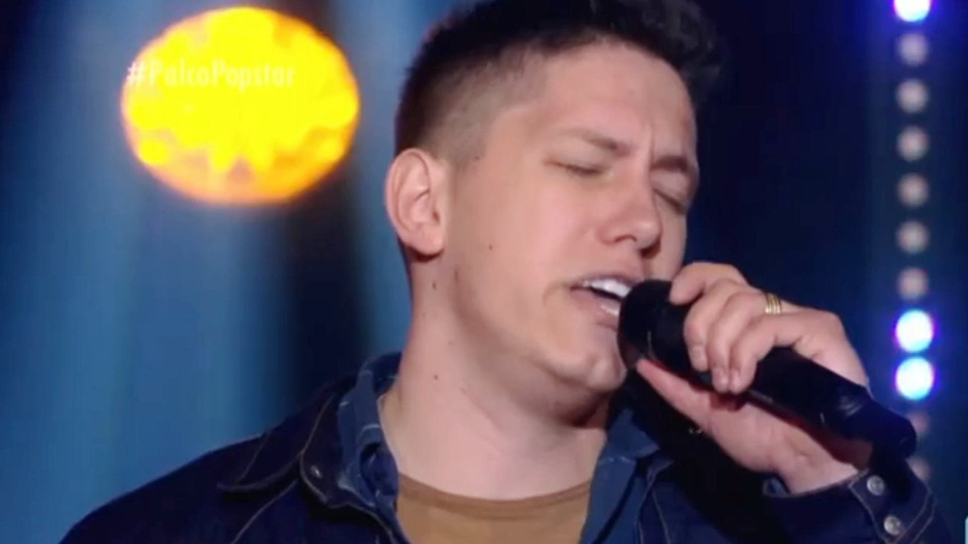 Popstar: Jakson Follman, sobrevivente do acidente da Chape, é ovacionado na estreia do programa