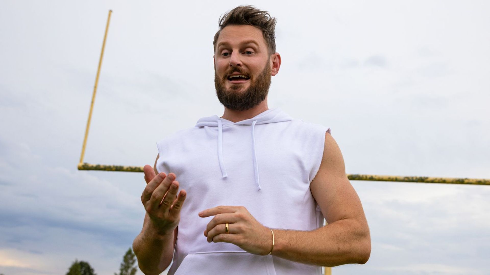 Por que Bobby Berk saiu de Queer Eye, reality show da Netflix?