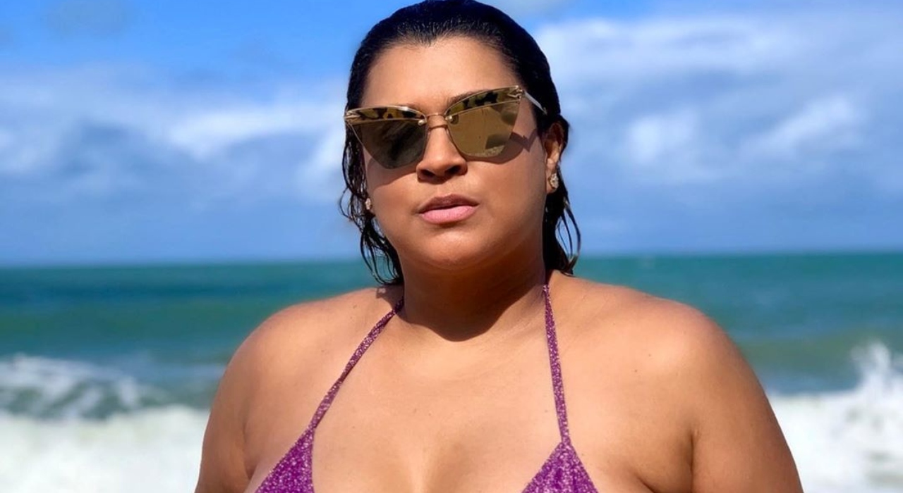 Preta Gil compartilha foto sem retoques e anuncia linha de biquínis