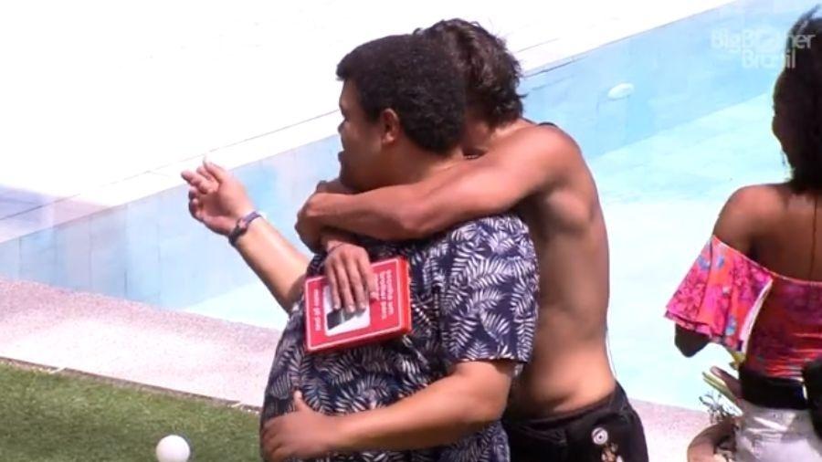 BBB20: Prior vence prova de sorte, ganha celular e presenteia filha de Babu
