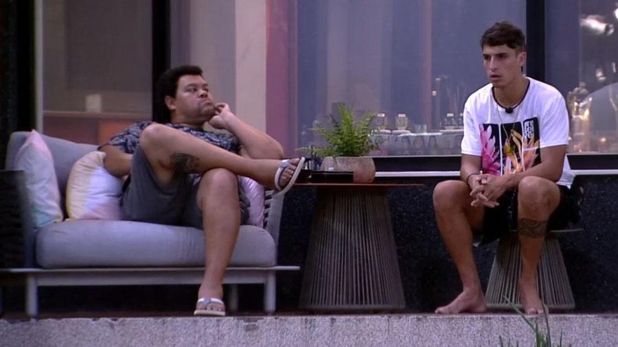 BBB20: Com medo de eliminação, Babu ensina Prior a cozinhar