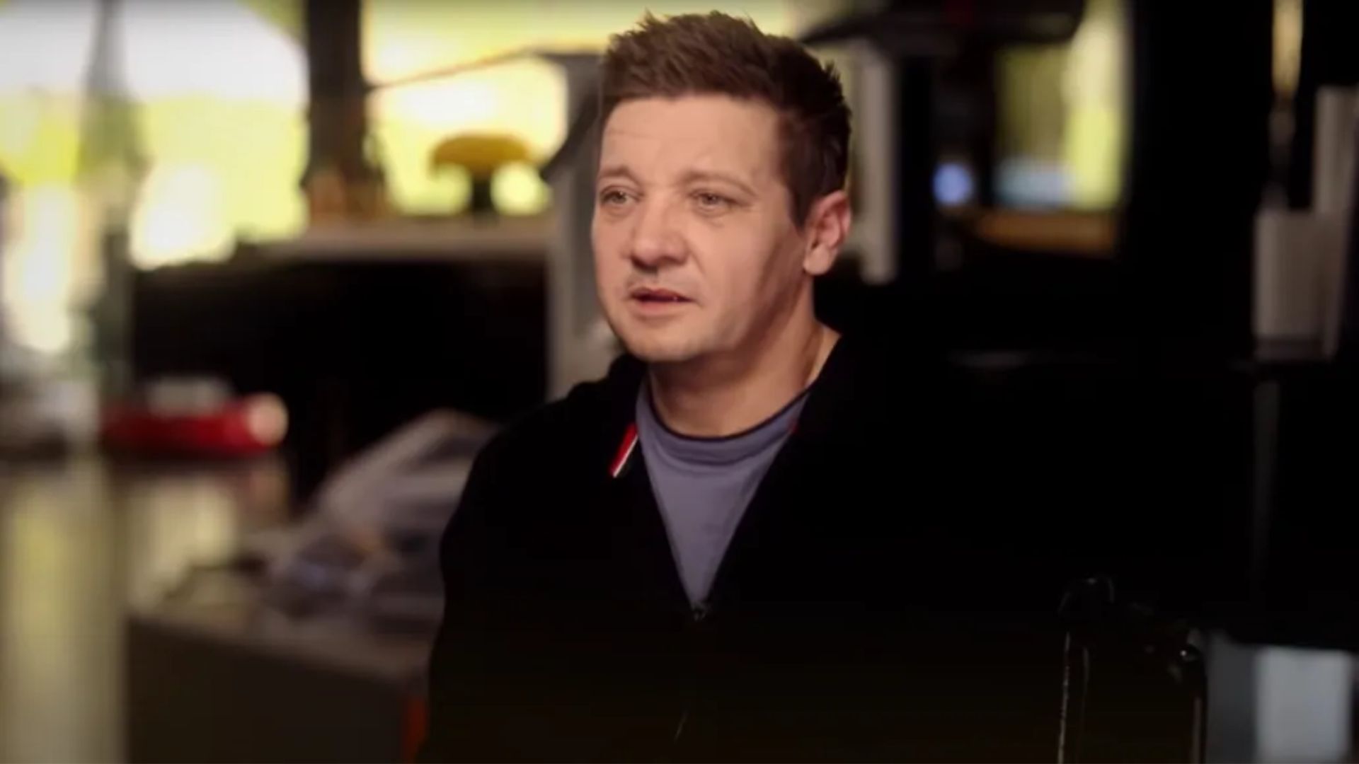 Pulmão em colapso e oito costelas quebradas: Jeremy Renner revela fraturas de acidente