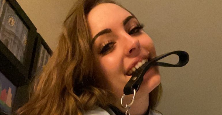 Ex-atendente ganha mais de 100 mil dólares para imitar cachorro em conta pornô