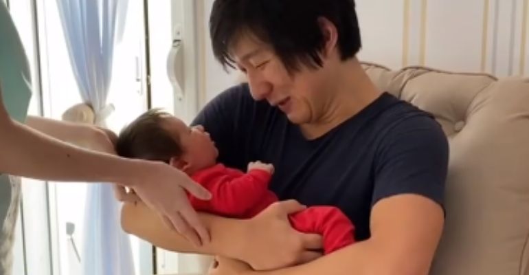 Fora do BBB20, Pyong Lee mostra primeiros momentos com o filho Jake