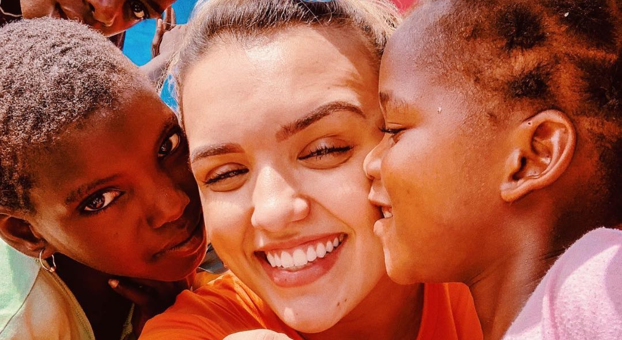 BBB20: Rafa Kalimann é criticada por trabalho na África e mãe a defende: “Foi tocada por Deus”