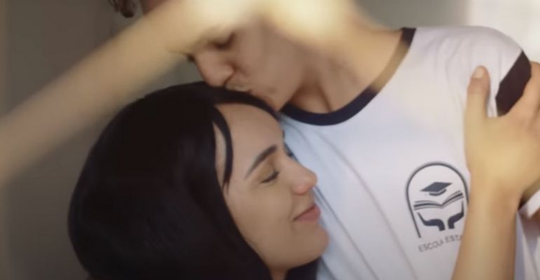 Rafa Kalimann interpreta mãe que perdeu o filho em atentado de Suzano em clipe do grupo Vocal Livre