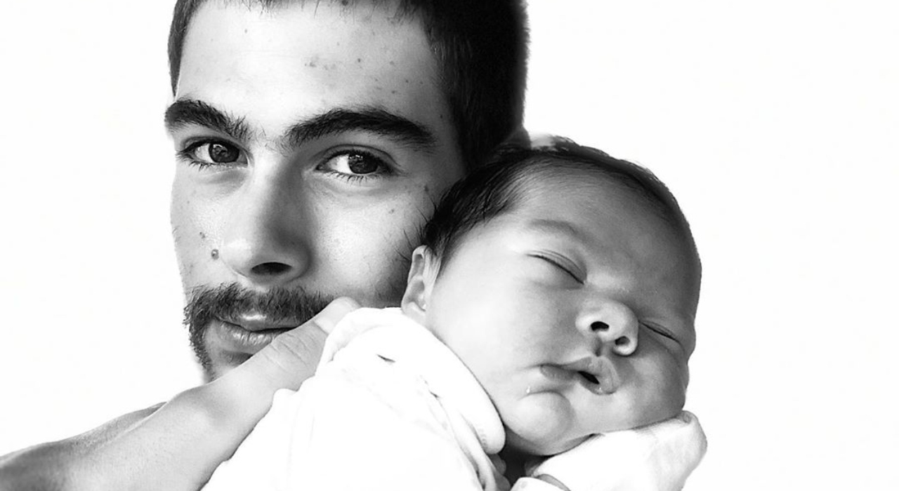Rafael Vitti faz tatuagem em homenagem a filha: “Papai ama”