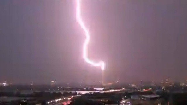 Vídeo mostra momento exato em que raio atinge Monumento a Washington