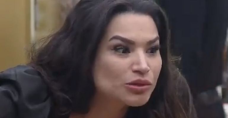 A Fazenda 12: Raissa Barbosa joga água em Biel e precisa ser acalmada após levar oito votos para a Roça